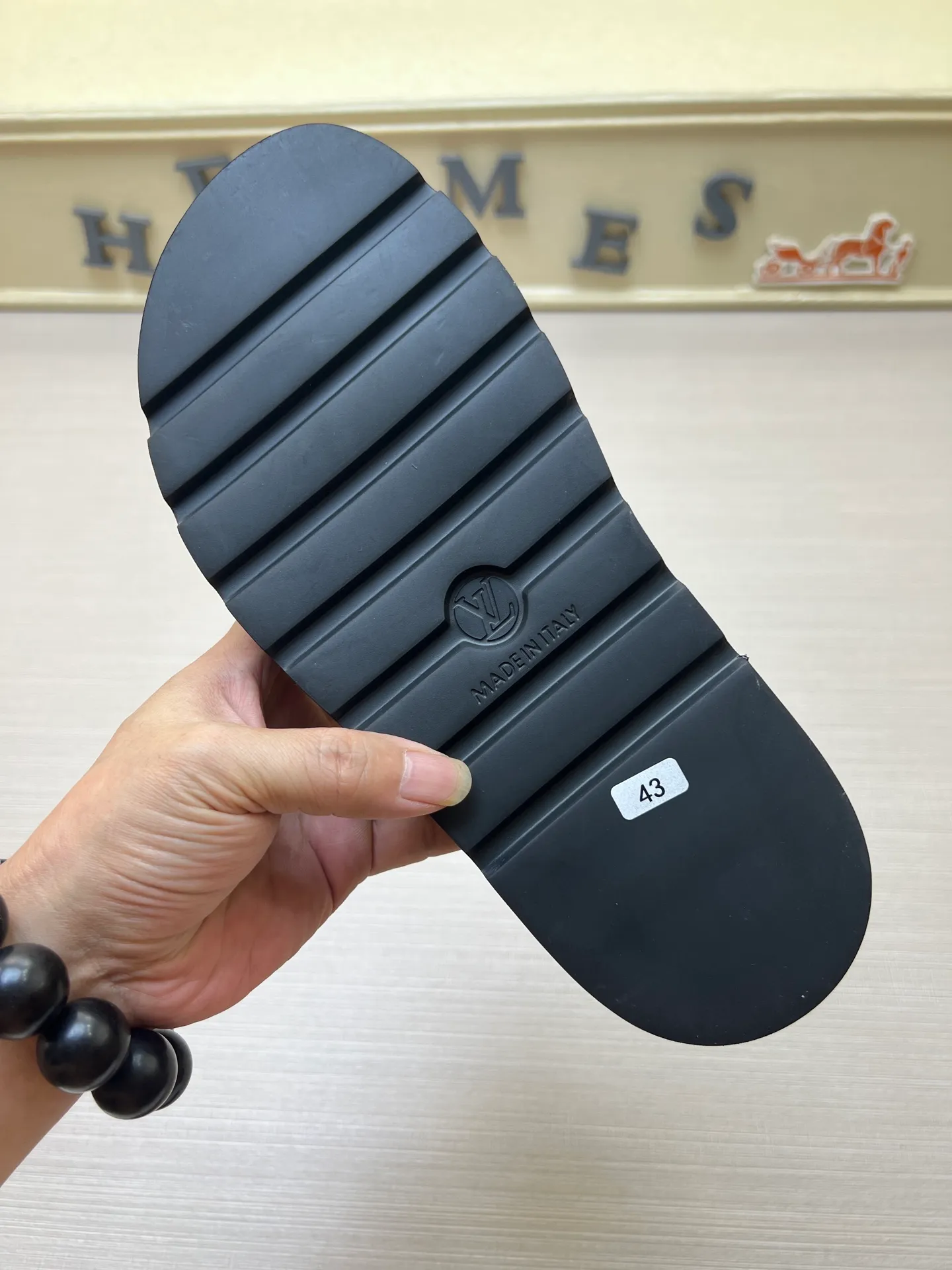 Factory price: 360💰【LOUIS VUITTON】Louis Vuitton, LV printing, men's and women's slippers are on the market, drawer box packaging with cloth bag, card, the upper pattern looks very soft and waxy, super versatile leg slimming artifact. Fabric: imported denim/canvas/old fabric, LV hardware LOGO, official website pattern printing, comfortable to wear, foot pads: high elastic men's shoes💰U water table. Sole: foam sole, heel height: about 5cm. Code number: 35-46, 35, 45, 46 are custom-made and non-returnable. Color: multiple colors and styles available.